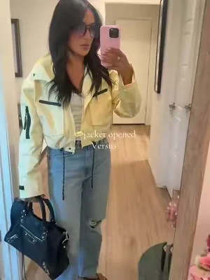 Size:  medium  Also comes with hoodie but removed since it’s summer 😊
