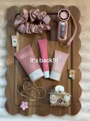 The most wanted summer Fridays bundle is back and it comes with a free makeup bag 💖🥹 #summerfridays #dealsforyoudays #glowingskin #summerfridayslipbalm #lipbalm 