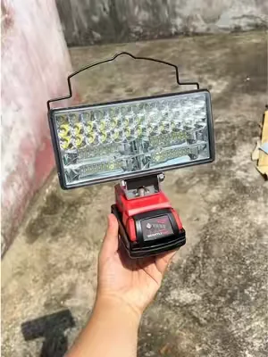¿Camping o apagón? Esta luz inalámbrica se ha convertido en mi favorita.💡#light #milwaukee #dewalt #SummerWins #DealsForYouDays 