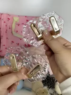 "Este gancho lo pegas y listo—la puerta se vuelve zona de storage, llaves y bolsos bajo control y se ve top. #TikTokShopRestock #spotlightfinds #tiktokshop #FYp#DealsForYouDays "