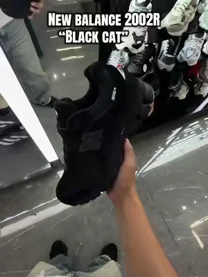 New balance 2002r “ black cat” 🐈‍⬛ 😍 #newbalance2002r #newbalanceshoes #blackshoes #comfyshoes #allblackfits 