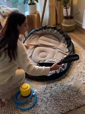 Checa este sofá inflable para echar la flojera. Literal lo puedes poner en el cuarto de juegos, en la sala, o hasta llevártelo de vacaciones. Súper fácil de inflar y listo para ponerte a chillear. #sofa#lazysofa#collegeroom#livingroomsofa#lazysofabed