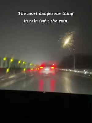 The oil film on the glass can easily lead to dangerous driving during heavy rainstorms and at night #dangerous #CarClean #Windshield #oilfilmcleaner #tiktok    