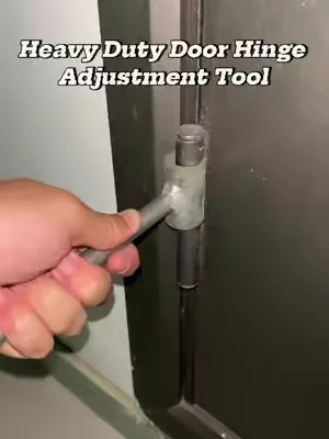 ¿La puerta roza el piso y no cierra? No llames al técnico—esta llave ajustadora de bisagras de alta resistencia soluciona puertas caídas o atascadas en segundos 🔧💥 acero sólido, no se dobla, solo ajústala y gira izquierda o derecha para alinear perfecto cualquier puerta pesada 🚪 ahorra dinero y arréglalo hoy mismo 🔥 #DoorFix #DIY #HomeImprovement #TikTokShop #FixIt