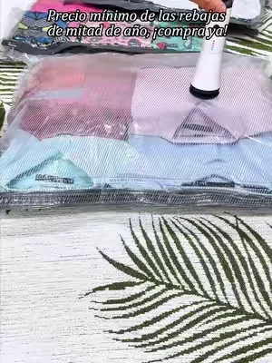 Deja de llenar tus abrigos de invierno y suéteres pesados en el armario con este conjunto de almacenamiento al vacío. Dobla, cierra, presiona el botón y mira cómo se encoge. Ahorro de espacio, sin desorden, perfecto para la familia o para viajar! 🧥 ✨ Haga clic en el enlace y empacar ahora! #TrucoDeViaje #BolsaAlVacio #OrganizadorAlVacio #BolsaViajeAlVacio #AhorroEspacioViaje 