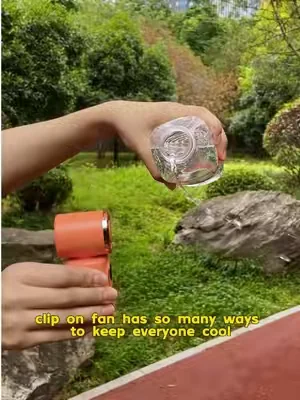 This is the kind of fan commuters actually need #portablefan #clipfan #commutertips #summeressentials #dailyessentials 
