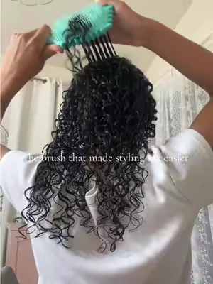 detangler and styler in one 💗🌟 #bouncecurl #curlyhairroutine #stylingbrush #dealsforyoudays #tiktokshopcreatorpicks 