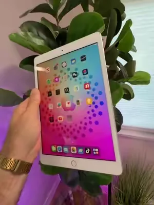 ✨ Refurbished Apple iPad 7th Gen – Excellent Condition ✨ 10.2” Retina display, fully tested, and ready to use! Perfect for streaming, school, browsing, and everyday use. 🍎📱 #AppleiPad #iPad7 #Refurbished #AppleDeals #TechDeals 