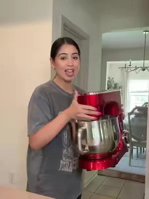 Kitchen in the box has a massive 8.5qt stand mixer for a fraction of the price of the big brands! #kitcheninthebox #standmixer #homebaker #tiltheadmixer #kitchenappliance 