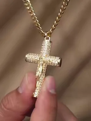 Cadena con crucifijo de la marca Holylegend, bañada en oro de 14 quilates y pulida a mano. El dije es un crucifijo de Jesús con detalle artesanal y acento de piedras CZ que le dan brillo. La cadena mide 24 pulgadas de largo por 6 mm de ancho y puedes elegir entre estilos cubana, Miami, fígaro y rope. Es una pieza unisex, resistente al uso diario y pensada para combinar a diario o para regalar. #DealsForYouDays #crucifijo #cadenahombre #joyeriaunisex #cadenadorada 