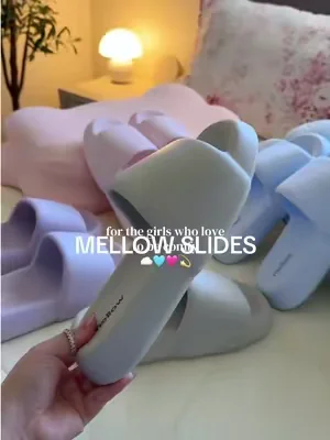 the comfiest cloud foam slides by @Mellow Sleep ☁️ it’s like I’m walking on clouds alll day 🤌🏻 #cloudslides #cloudfoam #mellow #mellowsleep #comfortwear 