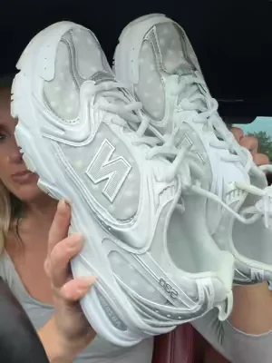 Obsessedddd omg 🤍 Make sure to convert correctly!! #newbalance #newbalance530 #OOTD #sneakers #dealsforyoudays 