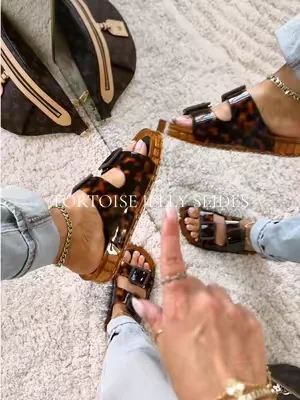 literally a compliment getter 🤎🖤 @Cushionaire #jellysandals #cushionaire #poolslides #poolsandals #tortoisesandals 