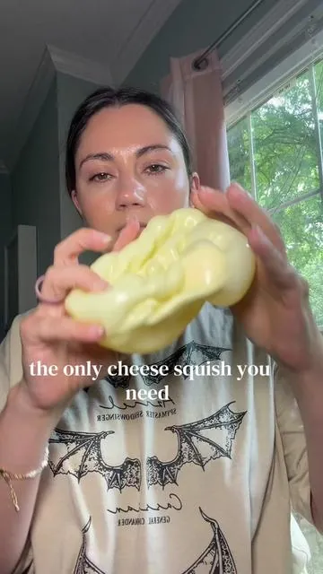 As your resident squishy connoisseur, this is the most satisfying one I own!! @Gubercen  #squishy #squish #fidget #cheesesquish #cheese 