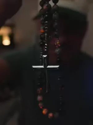 Rosario natural hecho a mano con cuentas de obsidiana negra, piedra yooperlite que reacciona a la luz UV y cruz de hematita. En la tradición, la obsidiana se asocia con la protección y el anclaje, la hematita con la firmeza, y la yooperlite destaca por su brillo bajo luz ultravioleta. Cada pieza se arma a mano, por lo que ningún rosario es idéntico a otro. Una pieza espiritual y decorativa para uso personal o regalo. #DealsForYouDays #rosario #piedrasnaturales #obsidiana #yooperlite 