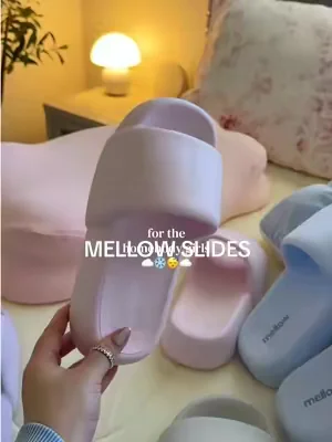 obsessed with their new colors 🥹☁️🤌🏻 the comfiesttt cloud slides #mellowslides #slides #cloudfoam #comfortwear #comfyshoes @Mellow Sleep 