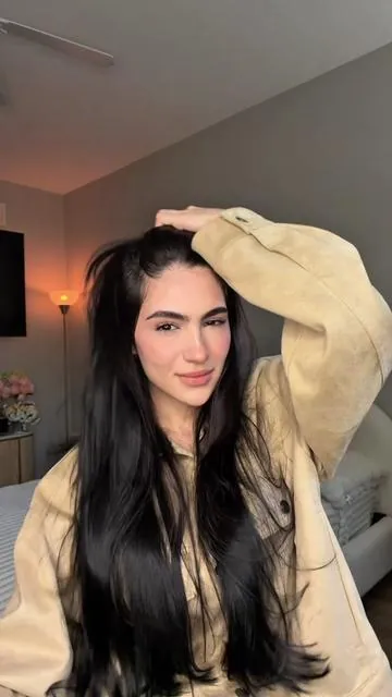 ¿Como tener el cabello largo y abundante si sufres de caída?🦢🧖🏻‍♀️🩰 ⭐️ 3 cosas principales, bestie:  Una buena lavada capilar constante, una nutrición y suplementación adecuada, y por supuesto, tratamientos tópicos. • Yo personalmente un serum en forma de cepillo diario, y una ampolla para estimular el crecimiento. Esto me ayuda a mantener el cuero cabelludo en las mejores condiciones para un crecimiento fuerte y saludable, me encantan el Reedle Shot Brush Hair Serum y el Reedle Shot Hair Ampoule ambos de VT. Con ingredientes como cafeína, biotina, romero y PDRN, ayudan a hidratar, revitalizar y fortalecer el cuero cabelludo, que al final es la base de un cabello bonito. #cabello #glasshair #hairtok #vtcosmetics #cabellosaludable vtscalptohaircare 