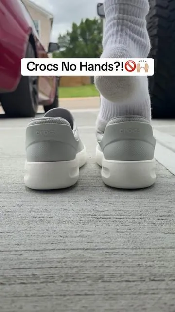 No hands crocs! #crocs 