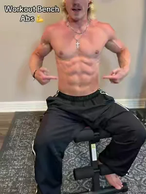 Decline crunches are way better for your abs than floor crunches 👍  #abs #workout #abworkout #bench #gym 