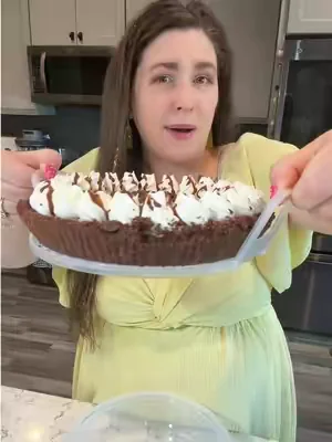 Whoever added the lift-out tray to these pie containers deserves a raise. No more digging around the edges trying to get pies, cakes, casseroles, or brownies out of the container. Such a simple idea, but it makes a big difference. They’re a great deal too! #locknlock #kitchengadgets #foodstorage #dealsforyoudays #kitchenfinds @QVC, Inc 