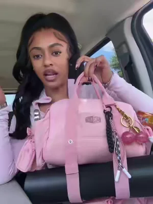 the cutest mini gym bag and she matches 🩷 #gymbag #mingymbag #gymgirl #gymgirllife #pinkgymbag 