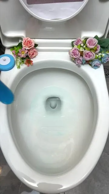 Clean Your Toilet Without Touching a Thing 🧼🚽 #LifeHacks #ToiletCleaning #EasyClean #FYP #HomeTips
