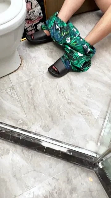 Fregona con sujeción automática con un solo clic, sin necesidad de meter manualmente el paño para limpiar sin esfuerzo #FregonaConSujeciónAutomática #LimpiezaSinManosSucias #HerramientaPrácticaParaTareasDomésticas #EliminaciónDePolvoDelSuelo #ArtículosEsencialesDeLimpiezaEnCasa 