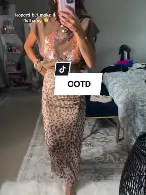 Might be the most flattering skirt everrrrr. 5’4 wearing a small in the shirt and xs in skirt. #ootdinspo #leopardprint 