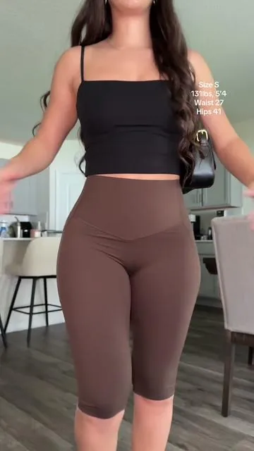 What we thinkin about these capris? 🤎 Btw, the length I’m wearing is called “pedal” so make sure to click that option if you want the same length 🙌🏻 #halara #dealsforyoudays #capris #caprileggings 