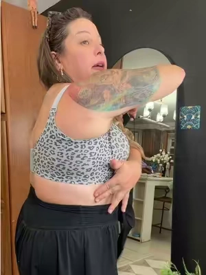 finally a wireless bra that actually smoothes out my back rolls. 😭 literally the most comfy bra you’ll ever wear.  #wirelessbra #smoothingbra #jellybra #vertvie #DealsForYouDays @vertvie_adrienne 