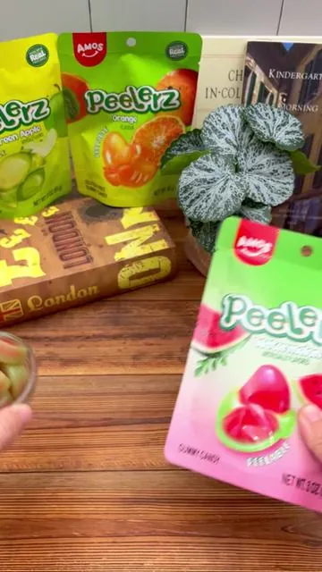 These fruit gummies are so cute,you can even peel them~🤩🤩#fyp #amossweets #peelerz #dealsforyoudays #snacks 