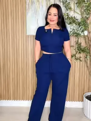 Conjunto cómodo de dos piezas con pantalón amplio. #LoungewearSet #MatchingSet #CasualChic #WideLegPants #dealsforyoudays 