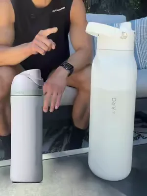 The Water Bottle that cleans itself and tracks how much water you’re drinking throughout the day  @LARQ Purevis 2 #larqbottle #larqwater #selfcleaningbottle 