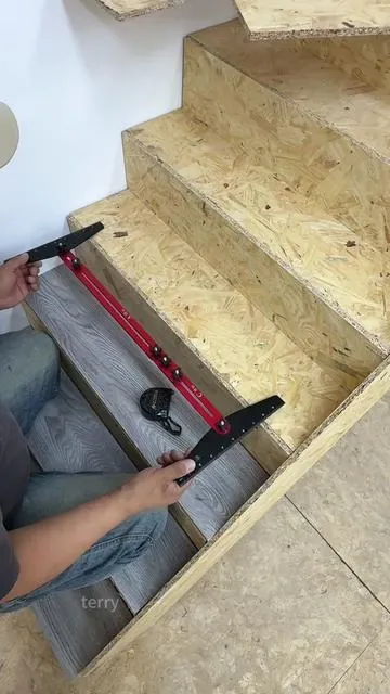 Todavía usando una cinta métrica para medir las dimensiones de la escalera.#dealsforyoudays #stairs #woodworking #carpentry #toolsoftiktok 