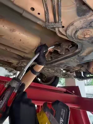 Se acabó perder media hora desmontando cosas solo para alcanzar un tornillo. Dobla la extensión, aprieta y listo. Extensión de trinquete de 35 cm y 1/2 pulgada#tiktok #tiktokshop #SpringSteelExtension #CarRepair #ToolUpgrade