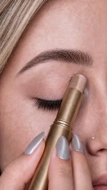 No makeup skills? This eyeshadow stick does everything for you. 💕✨#EyeshadowStick #EasyMakeup #MakeupHack #BeautyFinds #TikTokMadeMeBuylt