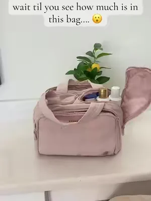 someone really said “let me make the perfect toiletry bag” and they DID. THAT 👏🏻#luggage #bags #toiletrybag #travelmusthaves #traveltiktok 