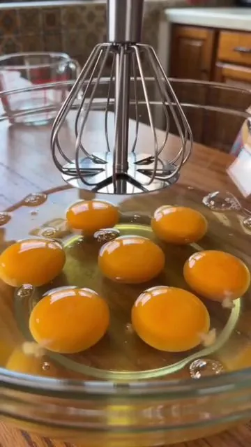 ¡El mejor invento para tu cocina! ✨ Mezcla, bate y espuma en segundos sin usar electricidad. ¡Y lavarlo es aún más fácil! Consigue el tuyo con descuento hoy mismo 👇 #TipsDeCocina #AmasDeCasa #CocinaFacil #UtensiliosDeCocina #TikTokMeHizoComprarlo  
