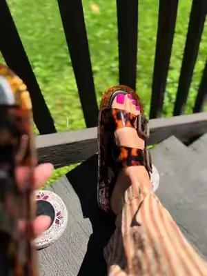 The cutest tortoise shell jelly slide slide sandals for summer! ☀️ #slidesandals #tortoiseshell 