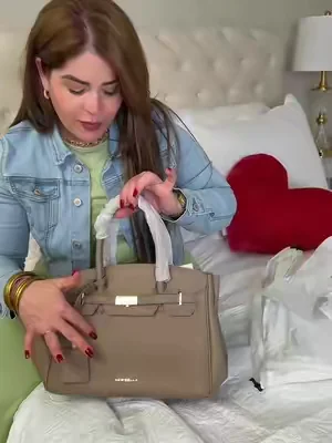 Si te gustan los bolsos elegantes, prácticos y que combinan con todo, este modelo me pareció una belleza. ✨ Tiene un diseño clásico, buen espacio interior y esos detalles que hacen que cualquier look se vea más arreglado sin esfuerzo. Además, está disponible en varios colores para que elijas el que más vaya contigo. Encima de mi nombre te dejo la tienda oficial. 👜🤎 #TikTokShopFinds #BolsoDeModa #AccesoriosParaMujer #DealsForYouDays #DFYD