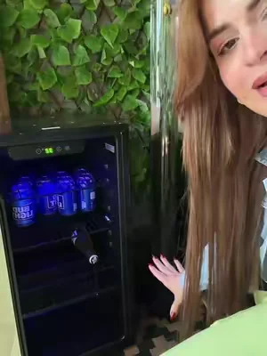 Yo siempre digo que cuando tienes bebidas frías cerca, evitas el entra y sale constante a la cocina. 🙌 Este mini refrigerador es una excelente opción para un cuarto, una terraza, un patio, una oficina o ese espacio donde siempre te hace falta tener agua, refrescos o tus bebidas favoritas a la mano. Además, tiene buena capacidad y puerta de cristal para que puedas ver fácilmente cuándo es momento de rellenarlo. Encima de mi nombre te dejo la tienda oficial. ❄️ #TikTokShopFinds #MiniRefrigerador #HogarYEstilo #DealsForYouDays #DFYD
