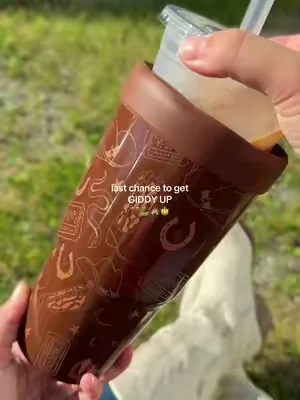 Giddy up finally got a restock!!! But it’s veryyy limited 🤠🤠🤠@Frost Buddy  #frostbuddy #togobuddy #westernvibes #cowgirl 