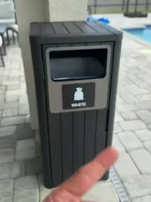 Bote de basura 23 galones grande para el patio aguanta el viento y se ve elegante #botedebasura #decoraciondelpatio #exteriores #tiktokshop #hallazgostiktok