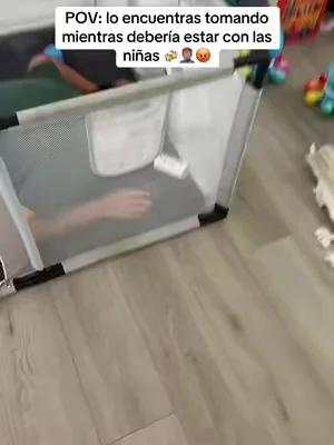 Lo encontré tomando en el playpen de las niñas 😡🤦🏽‍♂️ 