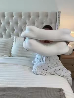 Descansa con mayor comodidad gracias a esta almohada ergonómica diseñada para dormir de lado, boca arriba o boca abajo. Su espuma viscoelástica brinda soporte al cuello y la cabeza, mientras que las fundas refrescantes ayudan a mantener una sensación más fresca durante la noche. #SleepEssentials #BedroomMustHaves #BetterSleep #dealsforyoudays #tiktokshopcreatorpicks @Mellow Sleep 