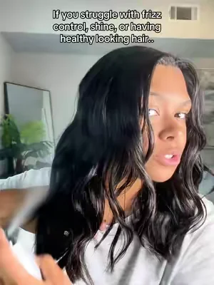 the best way to get that glass shiny hair 🖤 #shinyhair #frizzcontrol #humidityhair #glasshair 