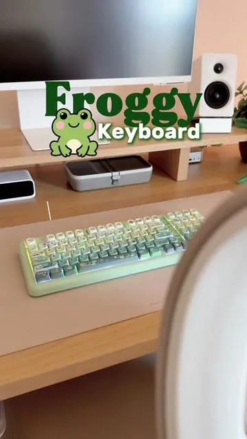 I’ve heard people call this keyboard happiness in keyboard form… and after using it, I totally get it. 🐸💚✨ The froggy-inspired keycaps, thocky HMX switches, and adorable aesthetic make this one hard to put away. 🌱⌨️ Would you choose the thocky HMX switches or the silent Mossy switches? 👀 #keebtok #creamykeyboards #mechanicalkeyboard #kiiboom #cozydesksetup 