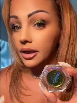 I love love love this eyeshadow!!! @OURBELLA SHOP #ourbella #multichromeeyeshadow #eyeshadow 