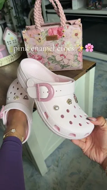 Pink crocs 🌸✨ #crocs #pinkaesthetic #pinkcrocs #dealsforyoudays 