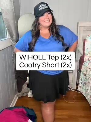 So glad I finally got my hands on this skirt in black. The pleats make these so flattering for the midsection. And these tops are great too! #plussize #plussizefashion #flattering #skortoutfit 